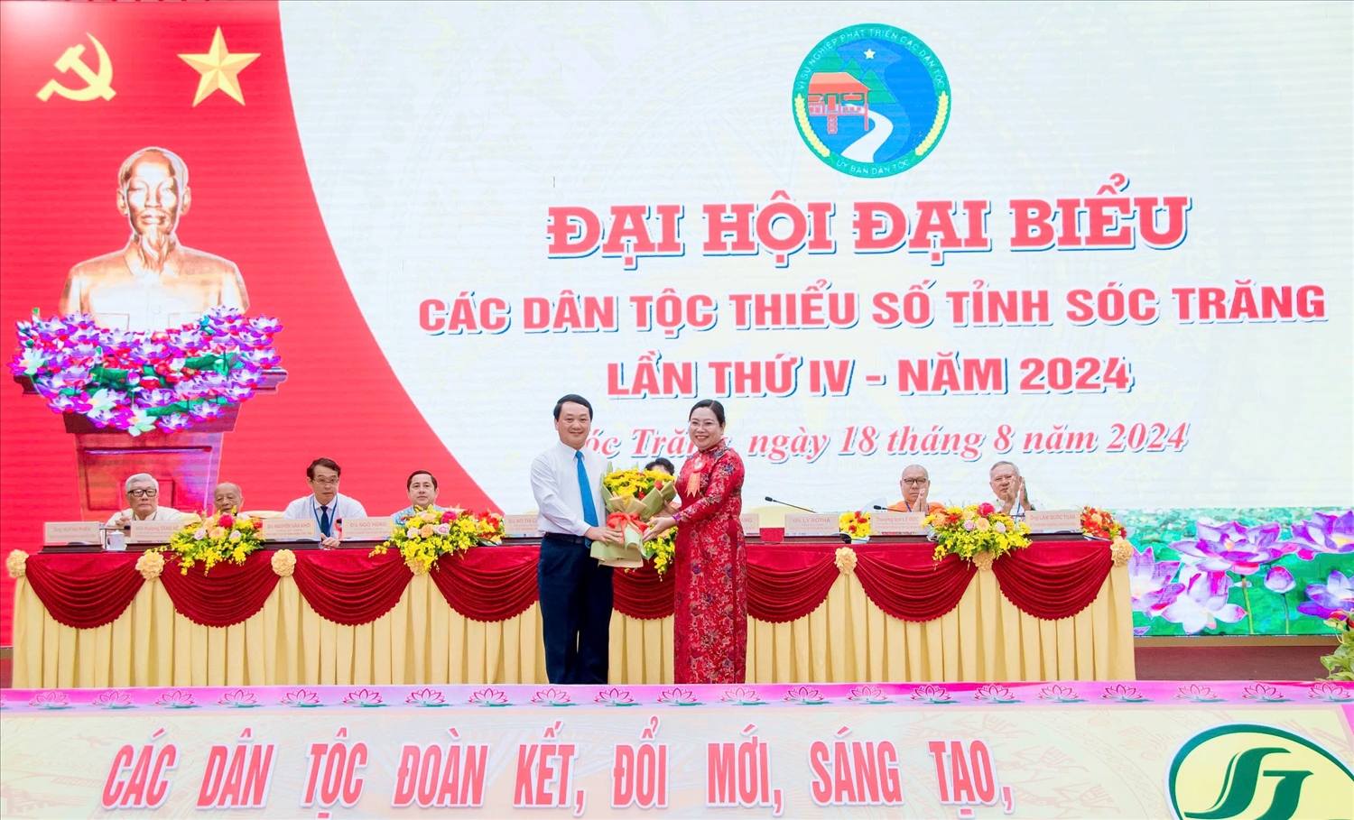 Bà Hồ Thị Cẩm Đào, Phó Bí thư Thường trực Tỉnh ủy, Chủ tịch HĐND tỉnh Sóc Trăng tặng hoa cảm ơn Bộ trưởng UBDT Hầu A Lềnh 