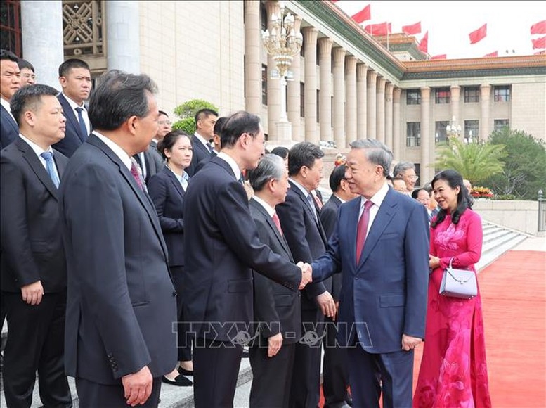 Tổng Bí thư, Chủ tịch nước Tô Lâm và Phu nhân bắt tay các thành viên chính thức Đoàn đại biểu Trung Quốc tại Lễ đón