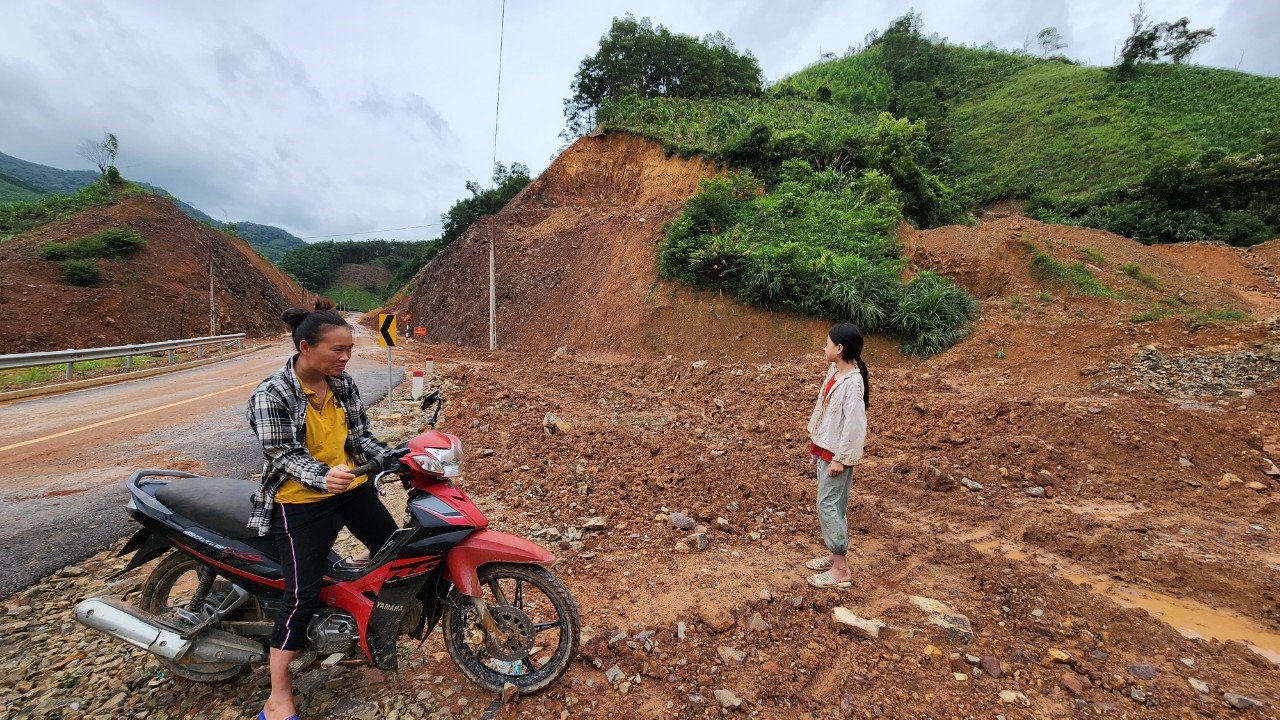 Chị Lý Thị Nguyệt gượng cười khi chia sẻ về tuyến đường nhiều chỗ đang bị sạt lở gây khó khăn cho việc đi lại