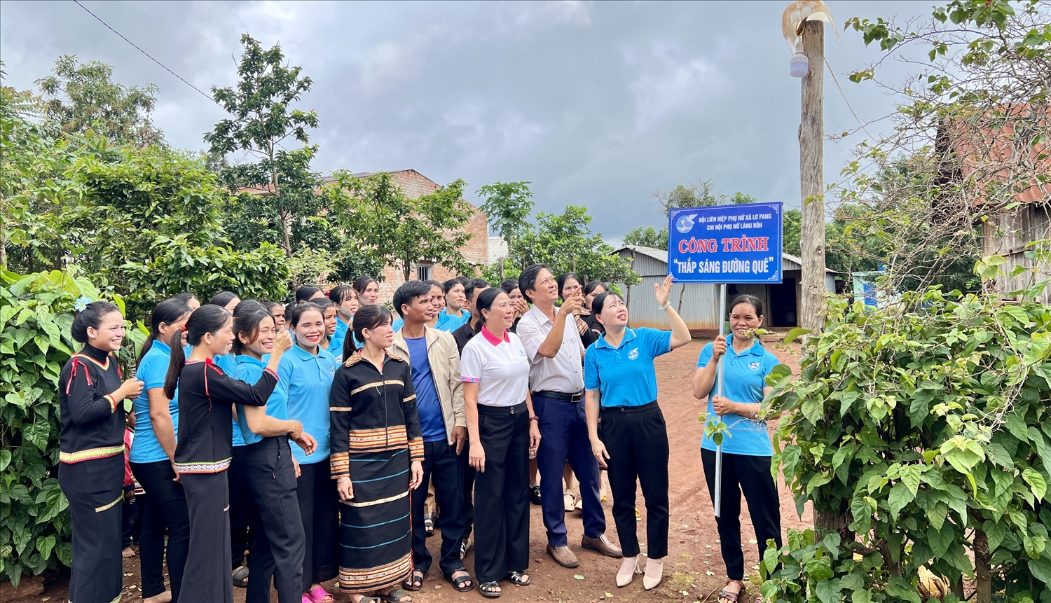 Hội LHPN xã Lơ Pang Khánh thành công trình “Thắp sáng đường quê” tại làng Rõh 