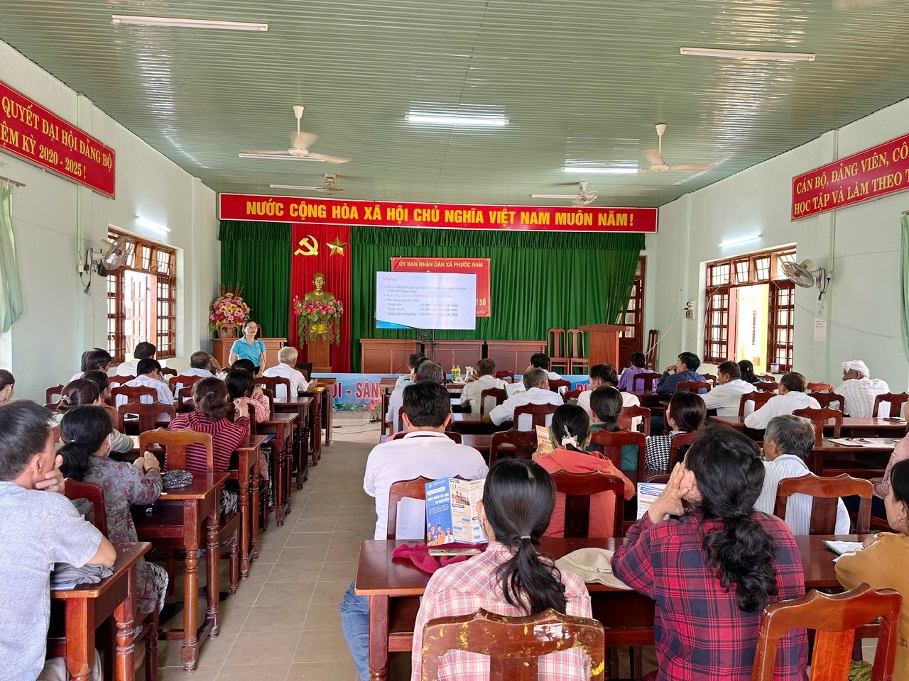 Bà Phạm Thị Hiên, Phó Giám đốc BHXH huyện Thuận Nam trao đổi, chia sẻ những nội dung về chính sách BHXH tự nguyện, BHYT hộ gia đình tại Hội nghị