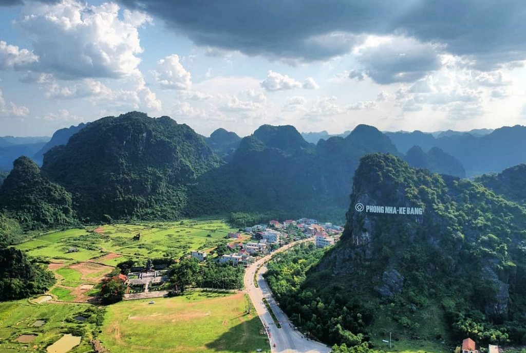 Khu vực Vườn quốc gia Phong Nha - Kẻ Bàng. Động Phong Nha được hình thành từ hàng trăm triệu năm trước do quá trình phong hóa xảy ra trong lòng núi đá vôi, được đoàn thám hiểm hang động Hoàng gia Anh đánh giá là kỳ quan tiêu biểu về giá trị thẩm mỹ, địa chất của thế giới tự nhiên. Theo các nhà thám hiểm, động Phong Nha đạt 7 tiêu chí: có sông ngầm đẹp nhất; có cửa hang cao và rộng; có bãi cát, bãi đá ngầm đẹp; có hồ nước ngầm đẹp; có hang khô rộng và đẹp; có hệ thống thạch nhũ kỳ ảo và tráng lệ; là hang nước dài nhất. 