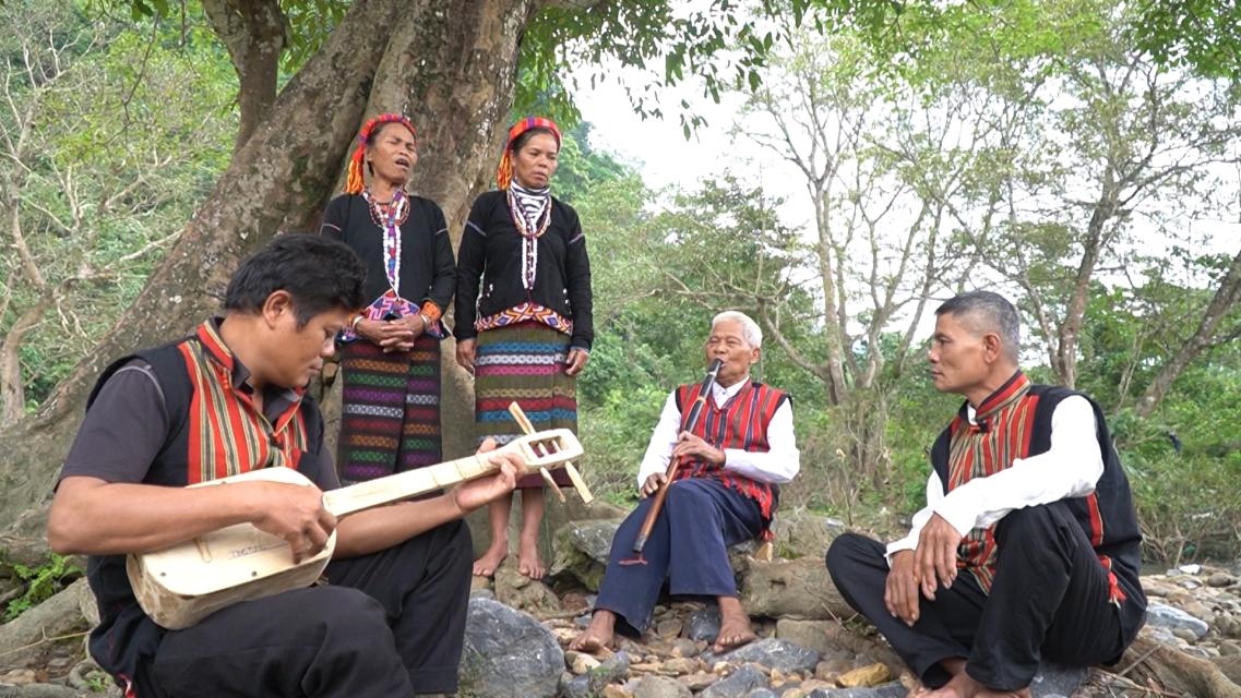 Mới đây, Tỉnh ủy Quảng Bình ban hành Nghị quyết về phát triển kinh tế - xã hội, giữ gìn bản sắc văn hóa, an ninh trật tự vùng đồng bào DTTS, biên giới và miền núi tỉnh. Trong đó, xác định nhiệm vụ quan trọng là phát triển các sản phẩm du lịch về văn hóa - lịch sử; sản phẩm du lịch theo dòng lịch sử kết hợp với sinh hoạt lễ hội và văn hóa nghệ thuật dân gian; hình thành các điểm du lịch văn hóa...