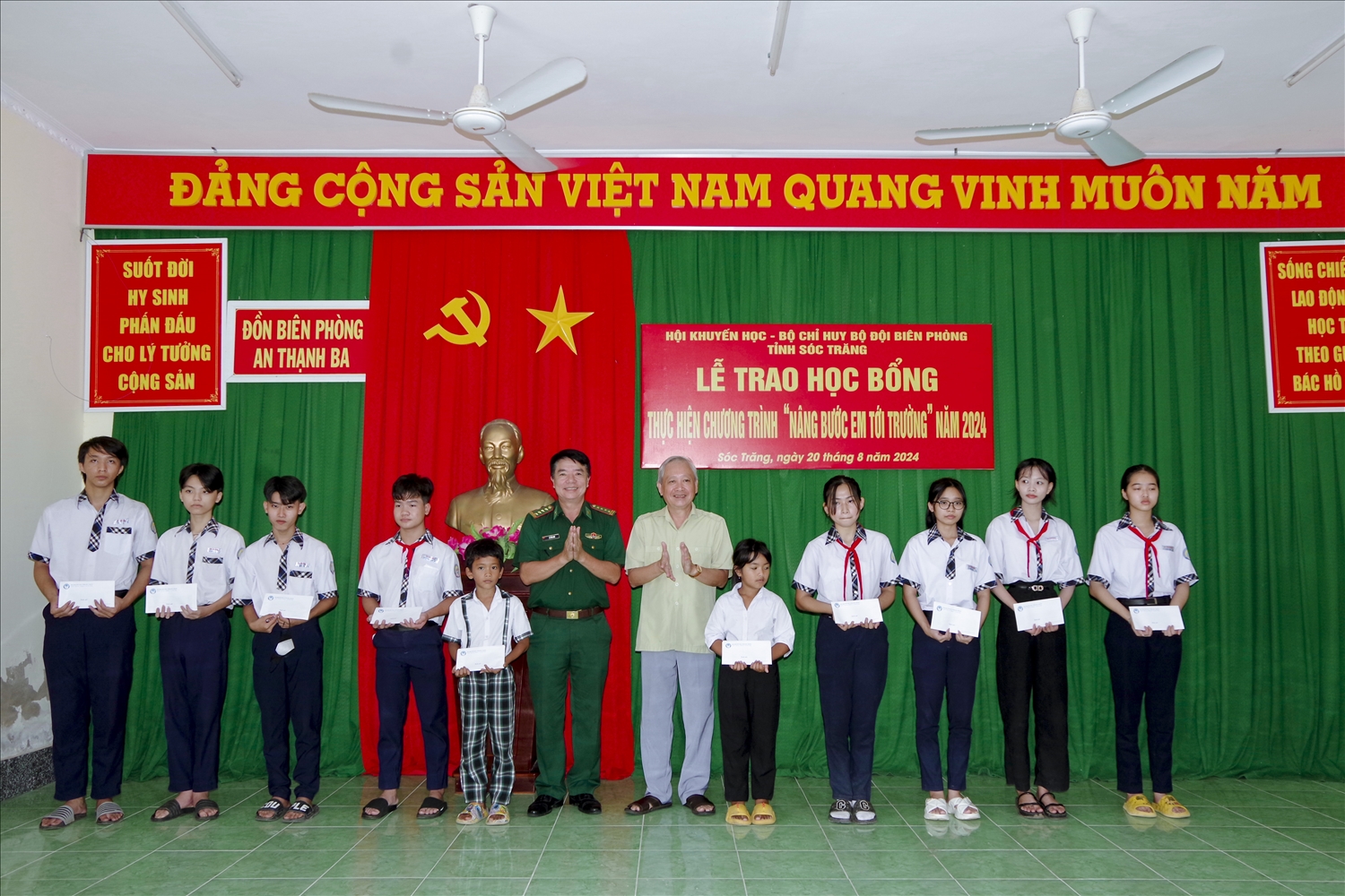 Trao học bổng cho các em học sinh