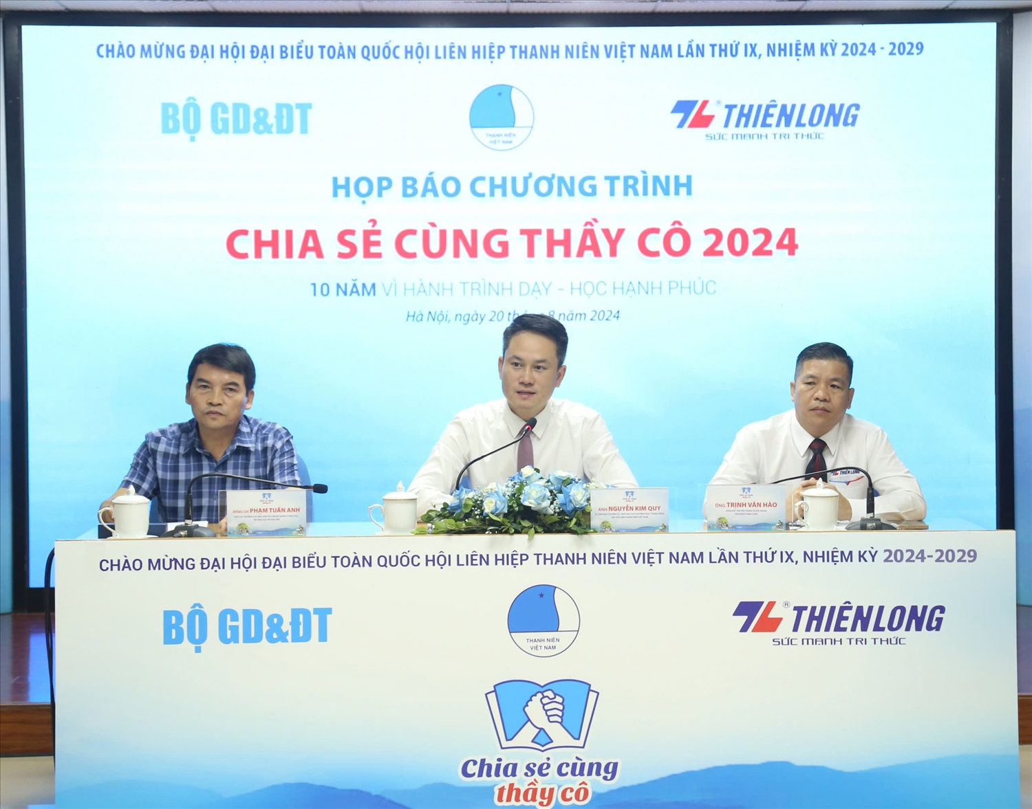 Chủ trì buổi họp báo