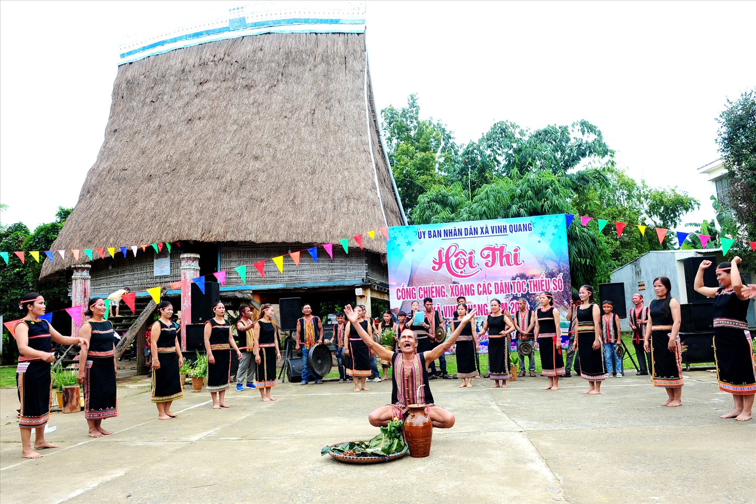 Tiết mục cồng chiêng, múa xoang Mừng lúa mới của thôn Kon Rờ Bàng 2