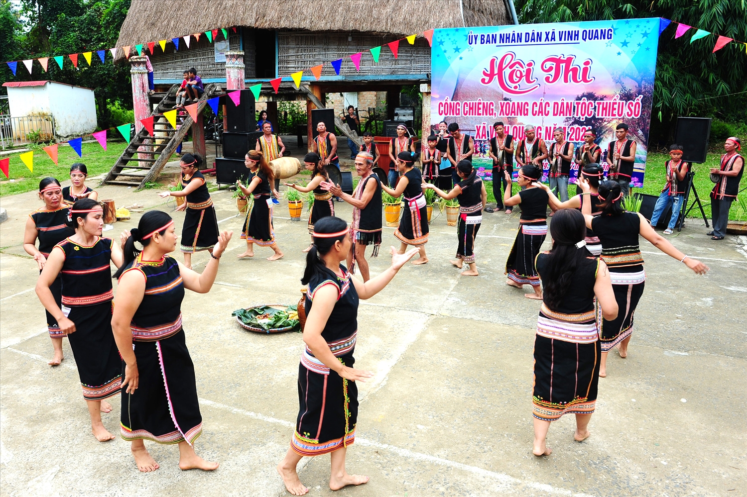 Đội Kon Rờ Bàng 2 nối vòng xoang, cồng chiêng ""mừng lúa mới"