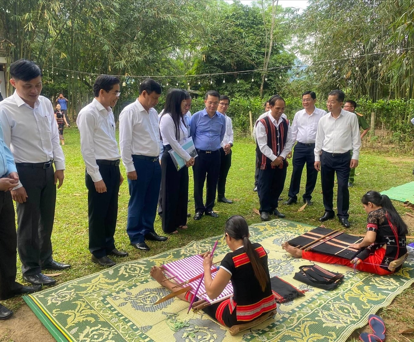 Lãnh đạo TP Đà Nẵng thăm tổ liên kết dệt thổ cẩm của chị em phụ nữ ở 2 thôn làng Tà Lang và Giàn Bí. 