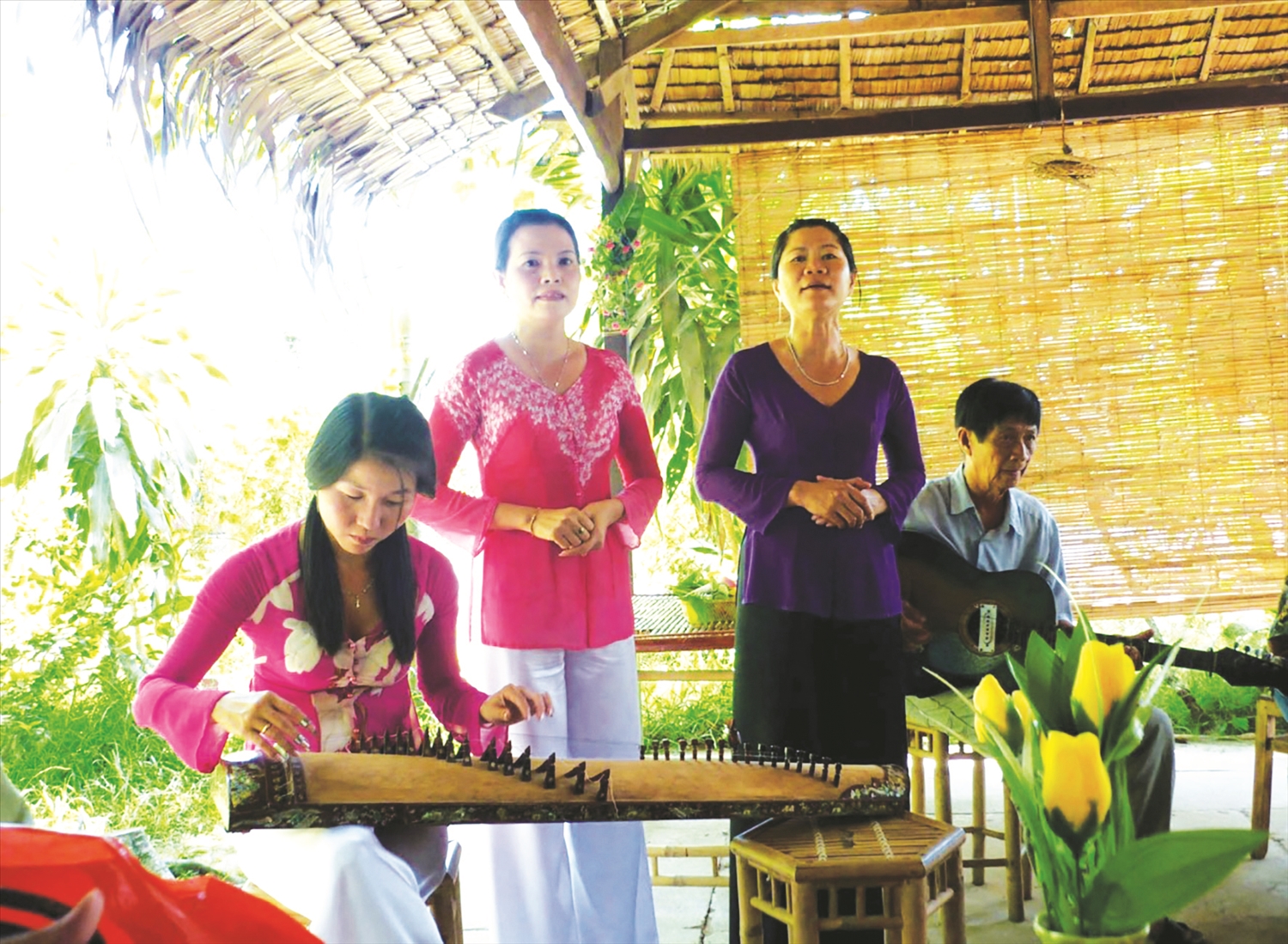 Biểu diễn Đờn ca tài tử phục vụ du khách ở điểm du lịch sinh thái Cù lao An Bình, huyện Long Hồ, tỉnh Vĩnh Long. Ảnh: Gia Ân