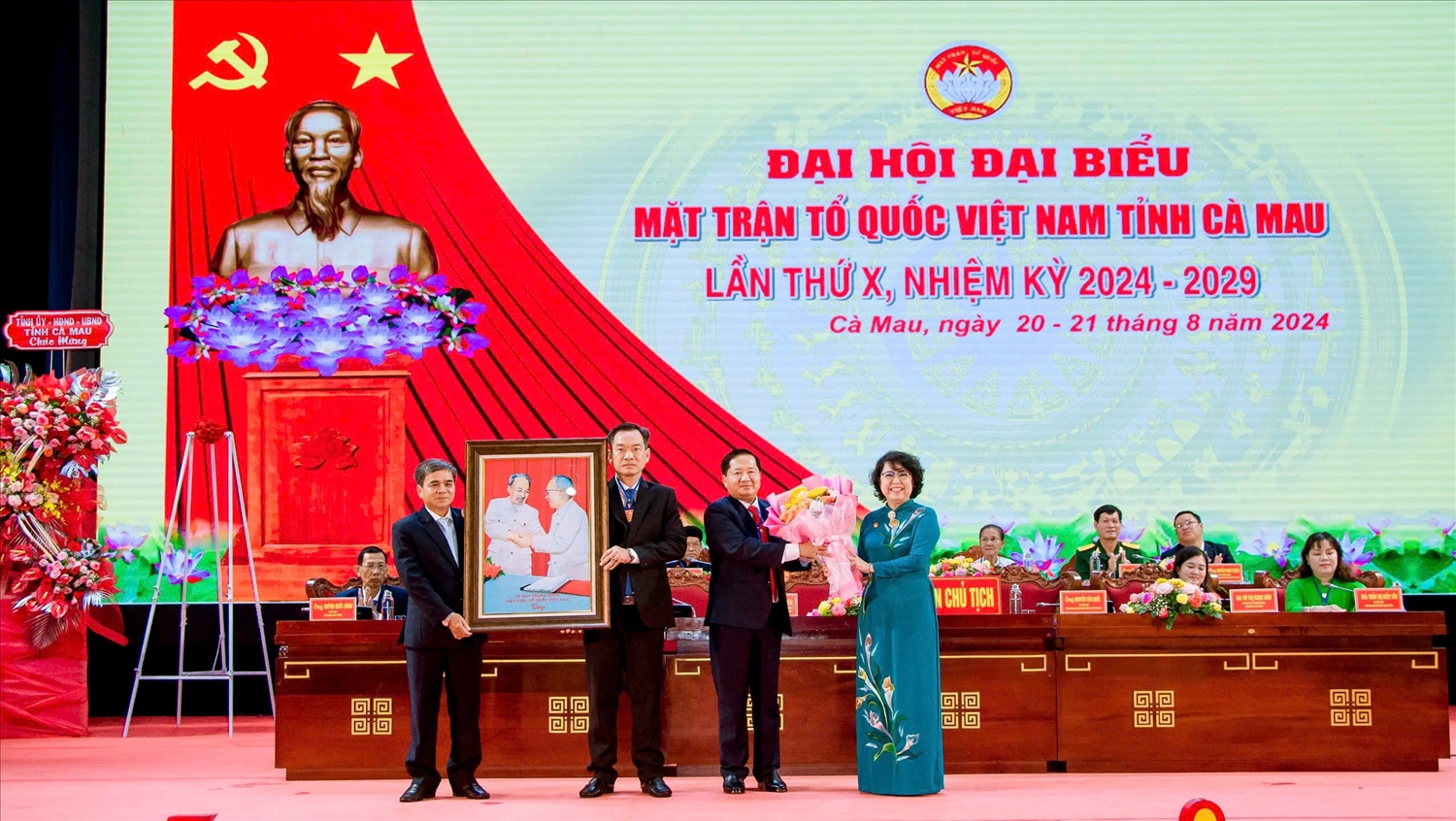 Bà Tô Thị Bích Châu, Phó Chủ tịch Uỷ ban Trung ương MTTQ Việt Nam trao quà lưu niệm đến đại diện lãnh đạo Uỷ ban MTTQ Việt Nam tỉnh Cà Mau 