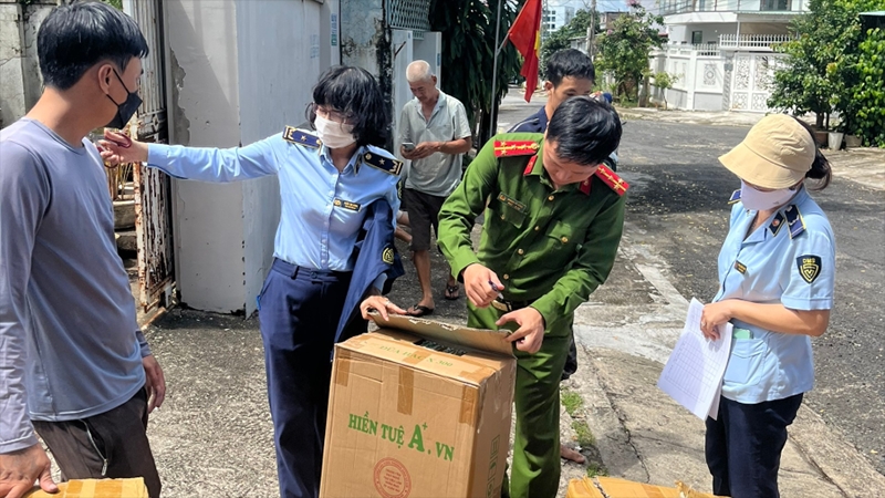 Lực lượng chức năng tỉnh Kon Tum kiểm tra số hàng hóa do xe đầu kéo vận chuyển (ảnh Công an tỉnh Kon Tum)