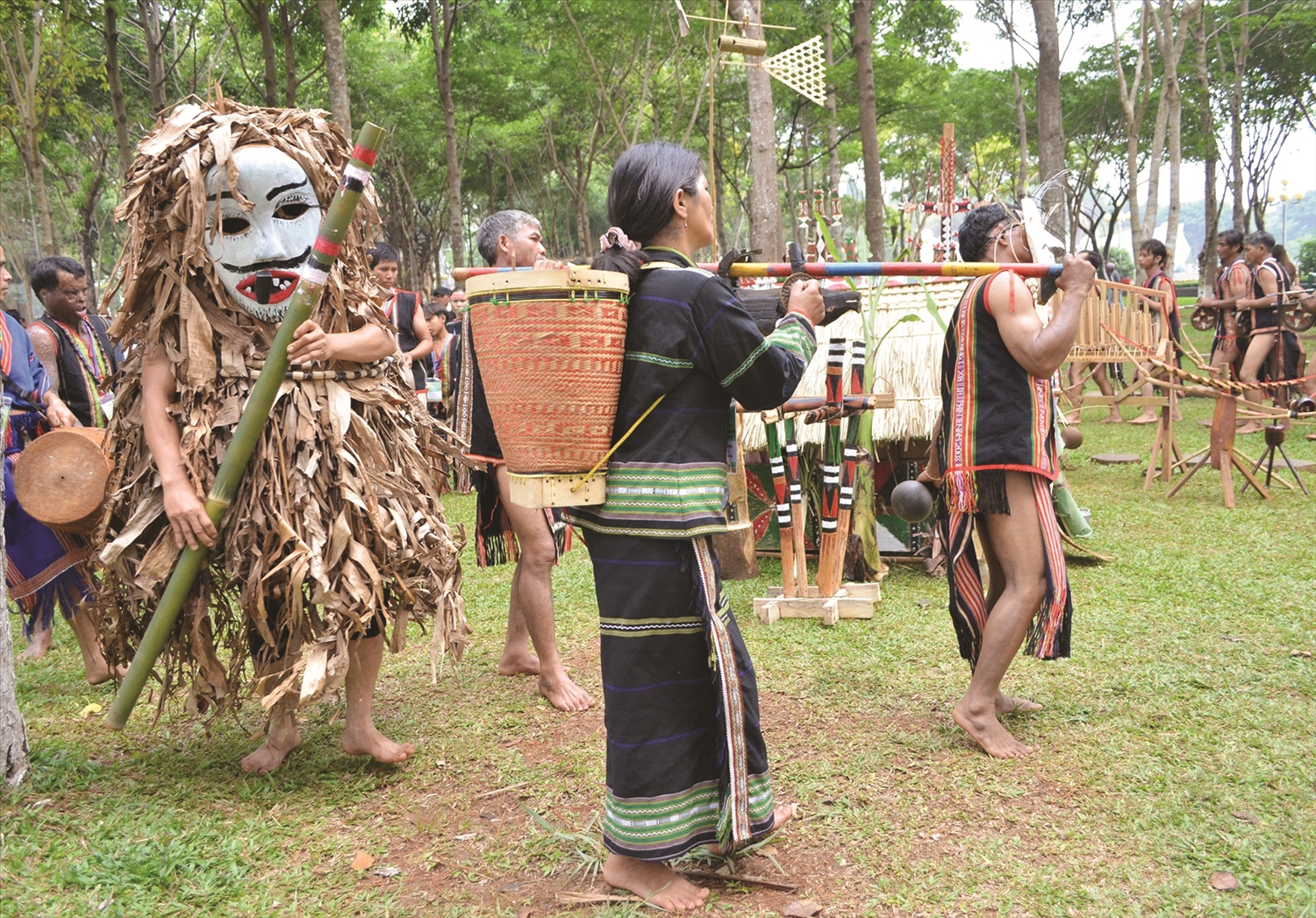 Mêu pit với trang phục lá chuối khô