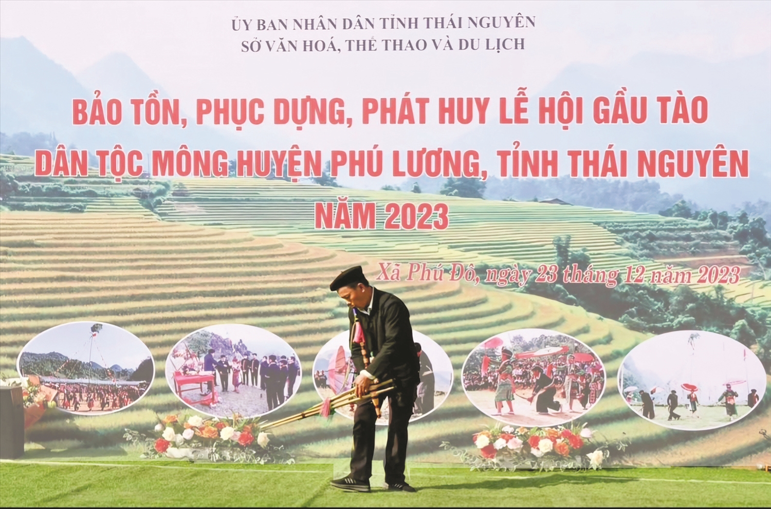  Nghệ nhân người Mông biểu diễn khèn tại Chương trình bảo tồn, phục dựng, phát huy Lễ hội Gầu Tào