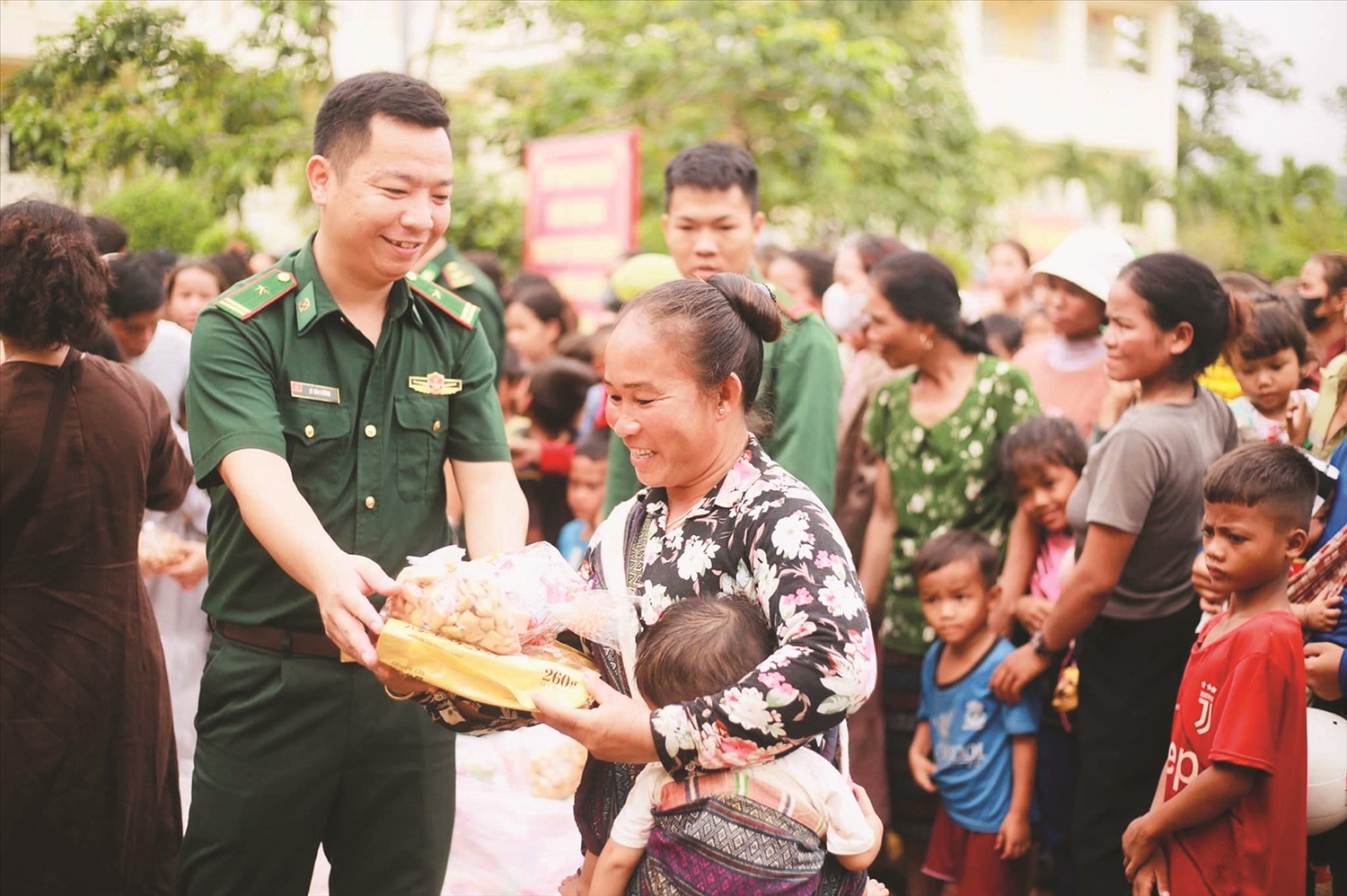 Bộ đội Biên phòng tặng quà cho bà con các bản Lào dọc biên giới