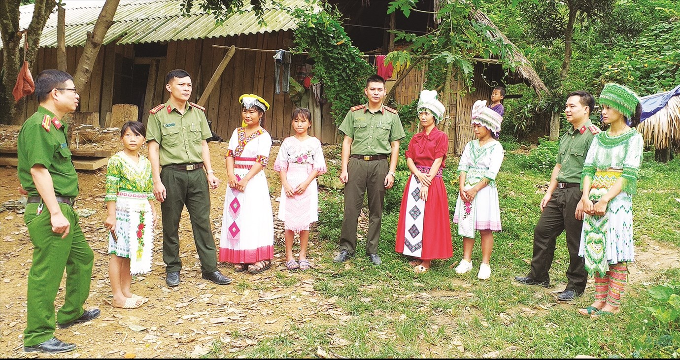 Cán bộ An ninh Công an tỉnh Tuyên Quang và Công an huyện Chiêm Hoá tuyên truyền, vận động đồng bào DTTS chấp hành tốt chủ trương, đường lối của Đảng, chính sách, pháp luật của Nhà nước, đoàn kết nội bộ, phát triển kinh tế bền vững