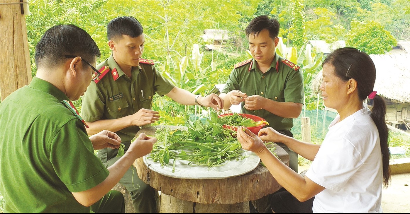 Cán bộ An ninh Công an tỉnh và Công an xã “4 cùng” (cùng ăn, cùng ở, cùng làm, cùng nói tiến dân tộc) để vận động quần chúng Nhân dân một lòng theo Đảng, xây dựng cuộc sống ấm no, hạnh phúc