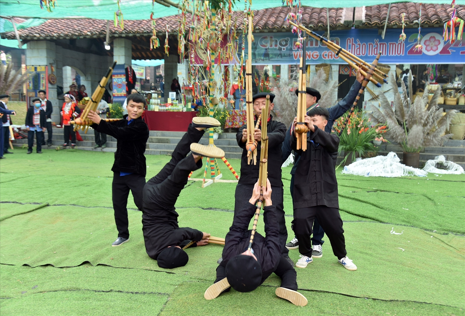 Nhiều hoạt động trình diễn nghệ thuật truyền thống của đồng bào các dân tộc được tổ chức