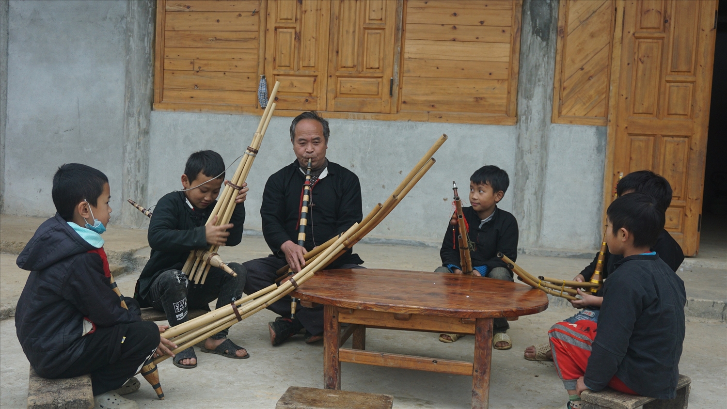 Nghệ nhân truyền dạy kỹ thuật khèn Mông cho thế hệ trẻ