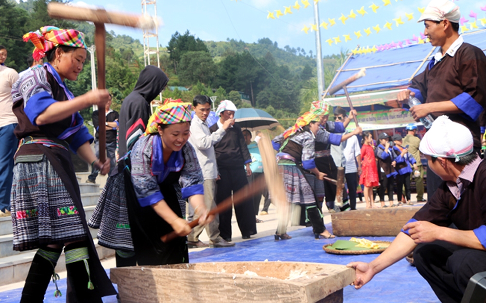 Đồng bào Mông thi giã bánh giày tại dịp lễ hội (Ảnh minh họa)