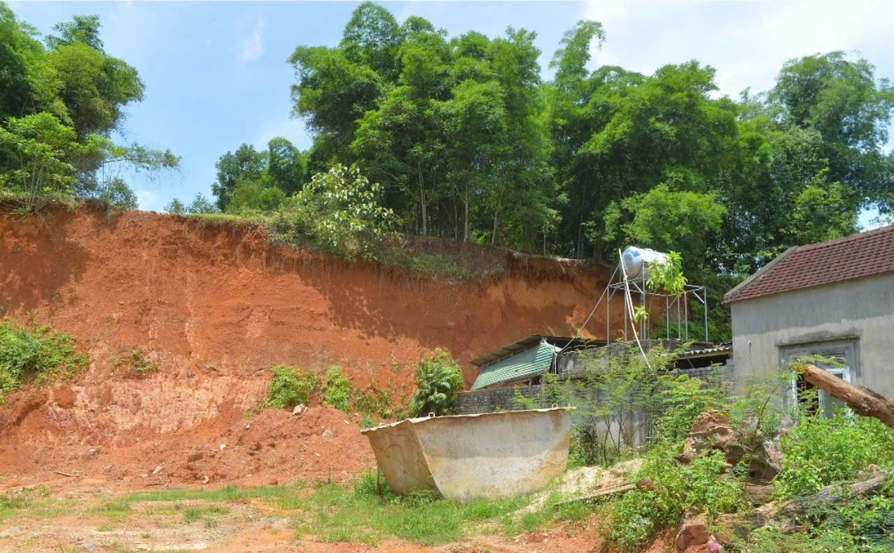 Điểm sạt lở núi tại bản Mường Hin, xã Tiền Phong, huyện Quế Phong (Chụp ngày 13/6)