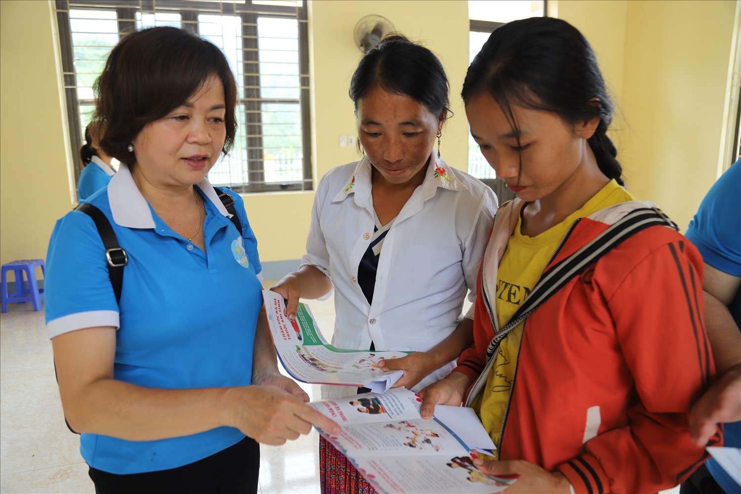 Cán bộ Hội phụ Liên hiệp Phụ nữ tỉnh Lai Châu tuyên truyền nâng cao nhận thức về bình đẳng giới cho các hội viên phụ nữ DTTS