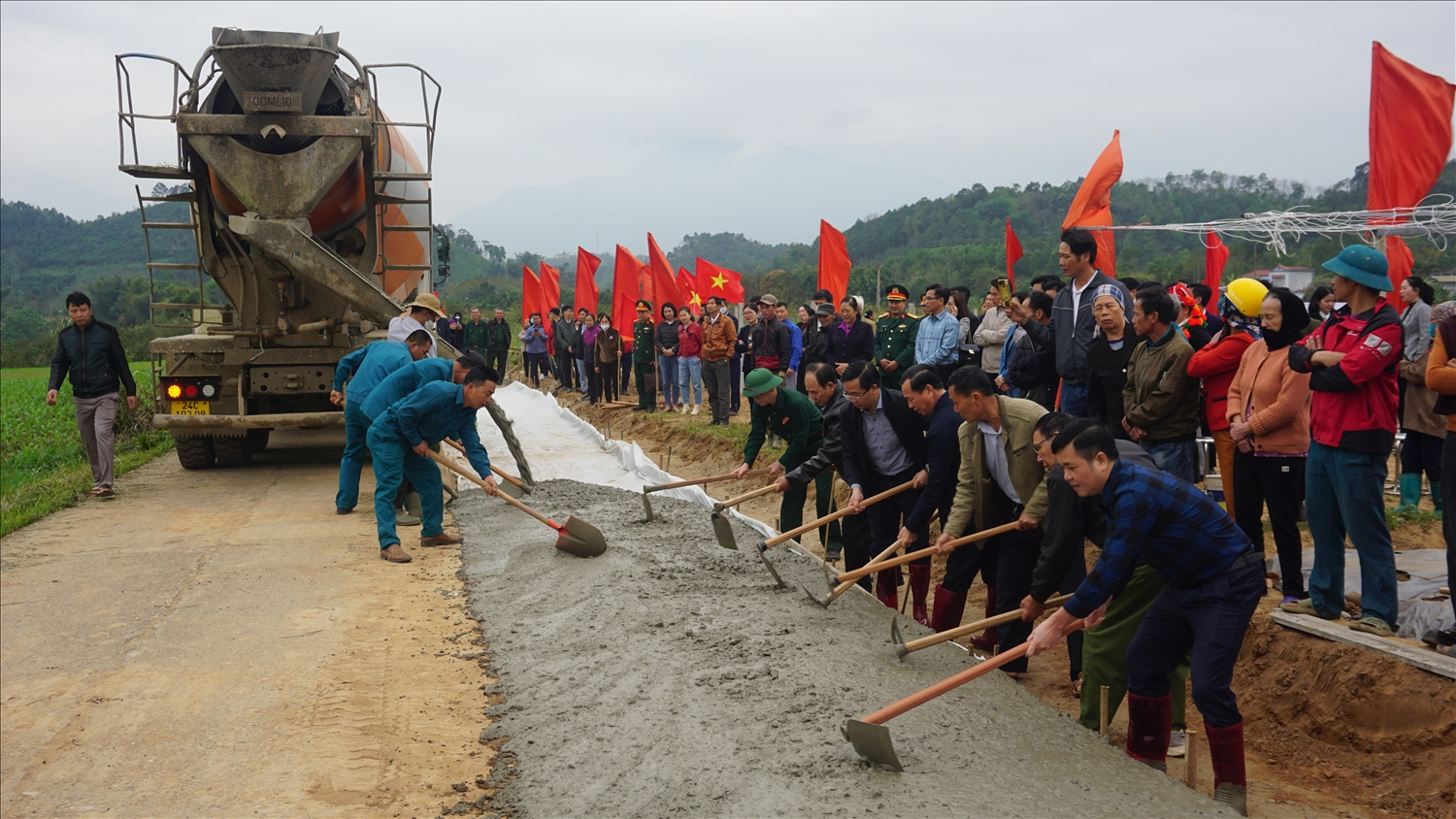 Đến nay, 100% xã của tỉnh Lào Cai có đường giao thông được rải nhựa hoặc đổ bê tông đến trung tâm xã