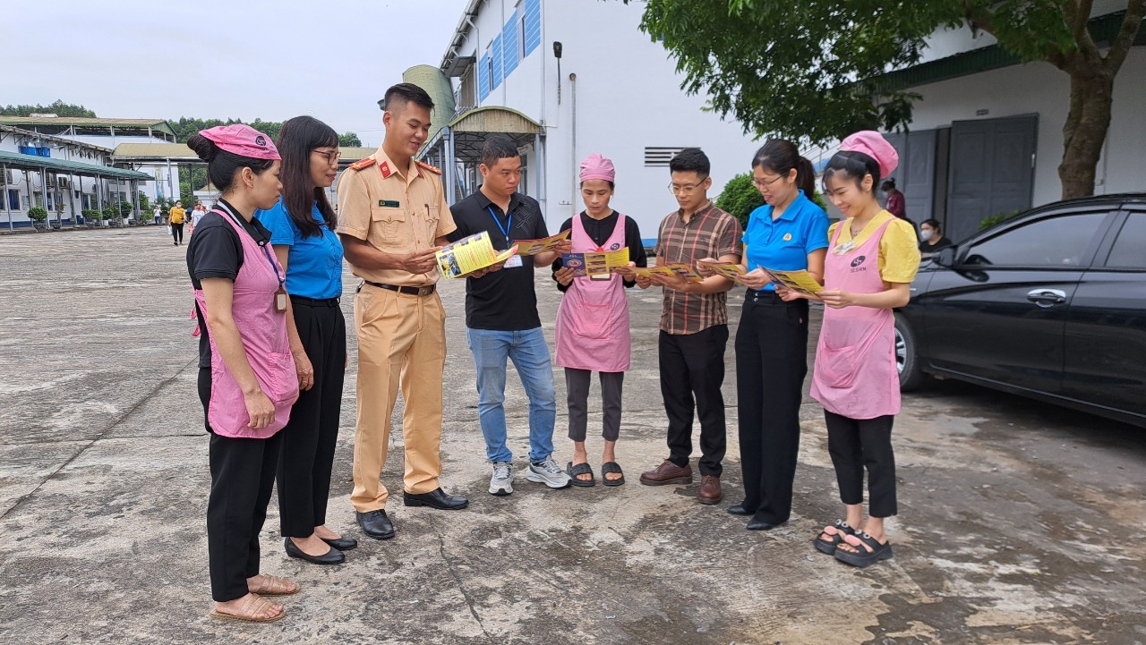 Cán bộ Phòng CSGT, Công an tỉnh Tuyên Quang tuyên truyền Luật ATTGT đường bộ cho công nhân Khu công nghiệp Long Bình An.