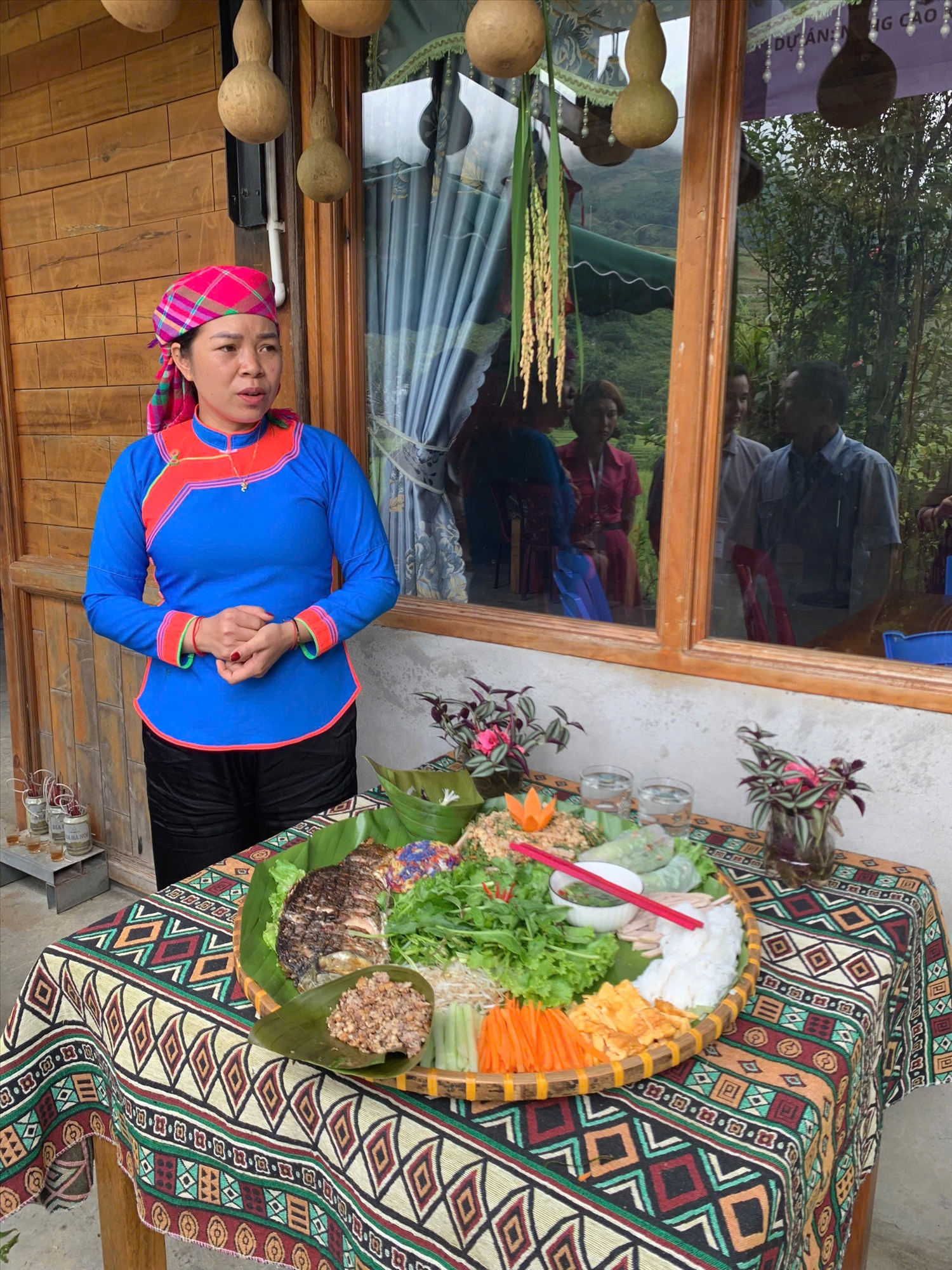 Các chủ Homestay thuyết trình món ăn bằng tiếng Anh và tiếng Trung cho du khách trong Ngày hội