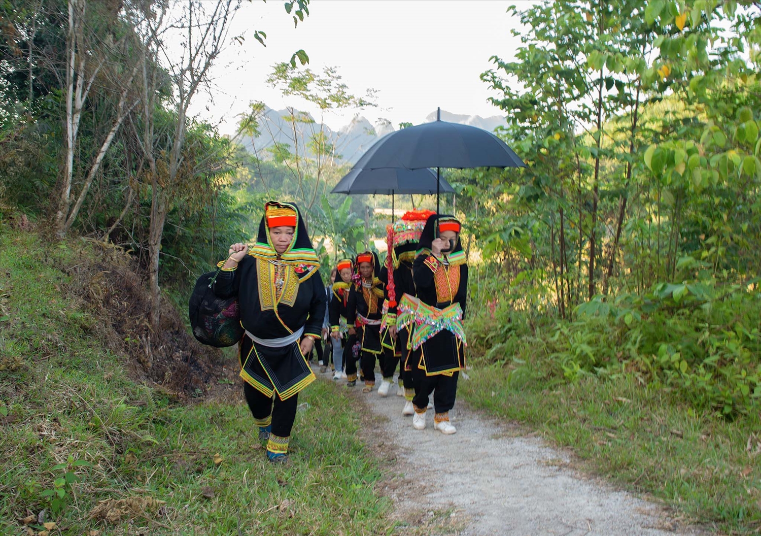 Đúng giờ tốt, đoàn nhà gái bắt đầu đến nhà trai. Đi cùng cô dâu có một phù dâu nhà gái và một phù dâu nhà trai.