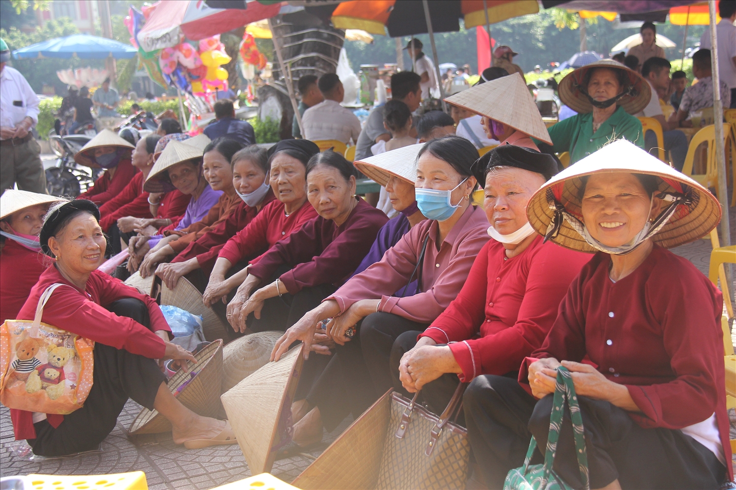 Đồng bào dân tộc Sán Dìu thôn Hồ Quế, xã Thanh Hải (Lục Ngạn) đến thị trấn Chũ để tham gia vui chơi, ca hát trong ngày Quốc khánh.