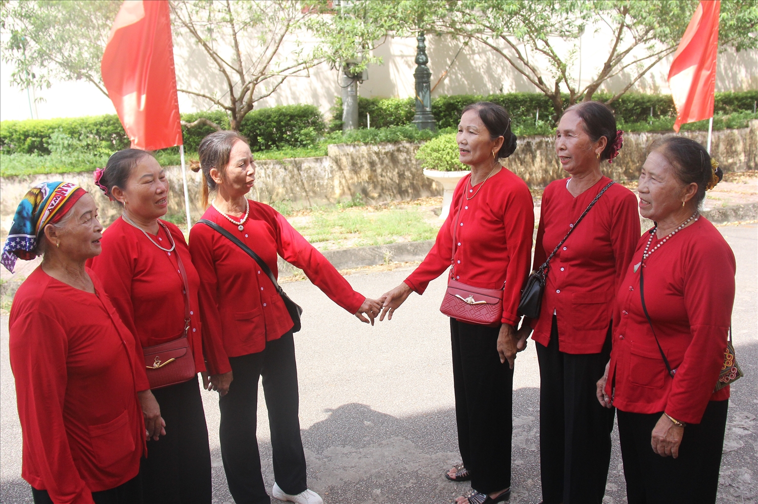 Thành viên CLB dân ca Sán Dìu, xã Vô Tranh (huyện Lục Nam) hát soọng cô tại thị trấn Chũ trong ngày Quốc khánh.