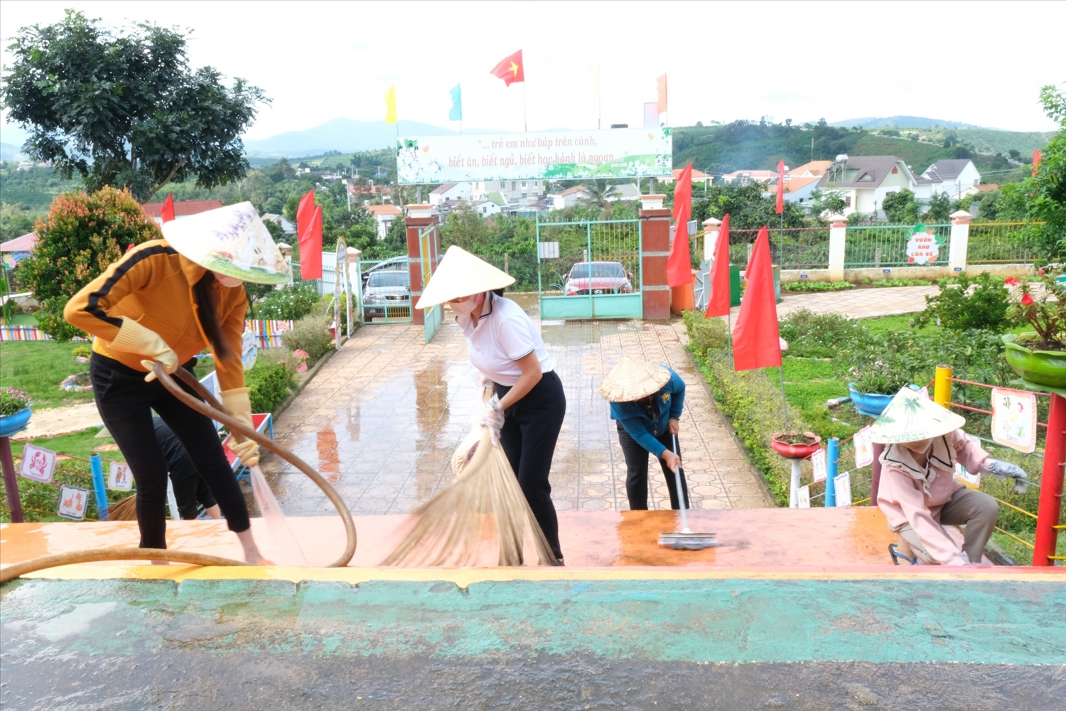 Giáo viên Trường Mẫu giáo Liên Đầm, huyện Di Linh, tỉnh Lâm Đồng lao động dọn vệ sinh chuẩn bị năm học mới.