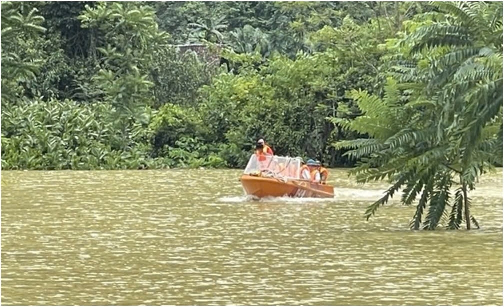 Lực lượng chức năng tiến hành tìm kiếm 2 người gặp nạn, đồng thời tuyên truyền nhân dân nâng cao tinh thần cảnh giác, phòng chống mưa lũ. Ảnh: V.T