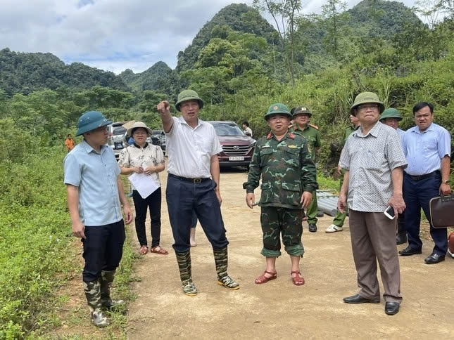 Ngày 26/8, Phó Chủ tịch UBND tỉnh Cao Bằng Hoàng Văn Thạch (giữa) trực tiếp đến địa phương chỉ đạo việc tìm kiếm 2 nạn nhân mất tích. Ảnh: V.T