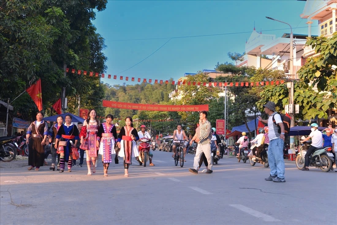 Vào dịp Tết Độc 2/9, bà con các dân tộc ở Than Uyên lại xuống phố vui hội. Ảnh: M.Hưng