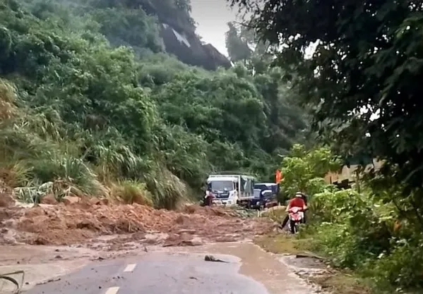 Sạt lở taluy dương nghiêm trọng trên Quốc lộ 15C đoạn qua bản Táo, xã Trung Lý (Mường Lát).