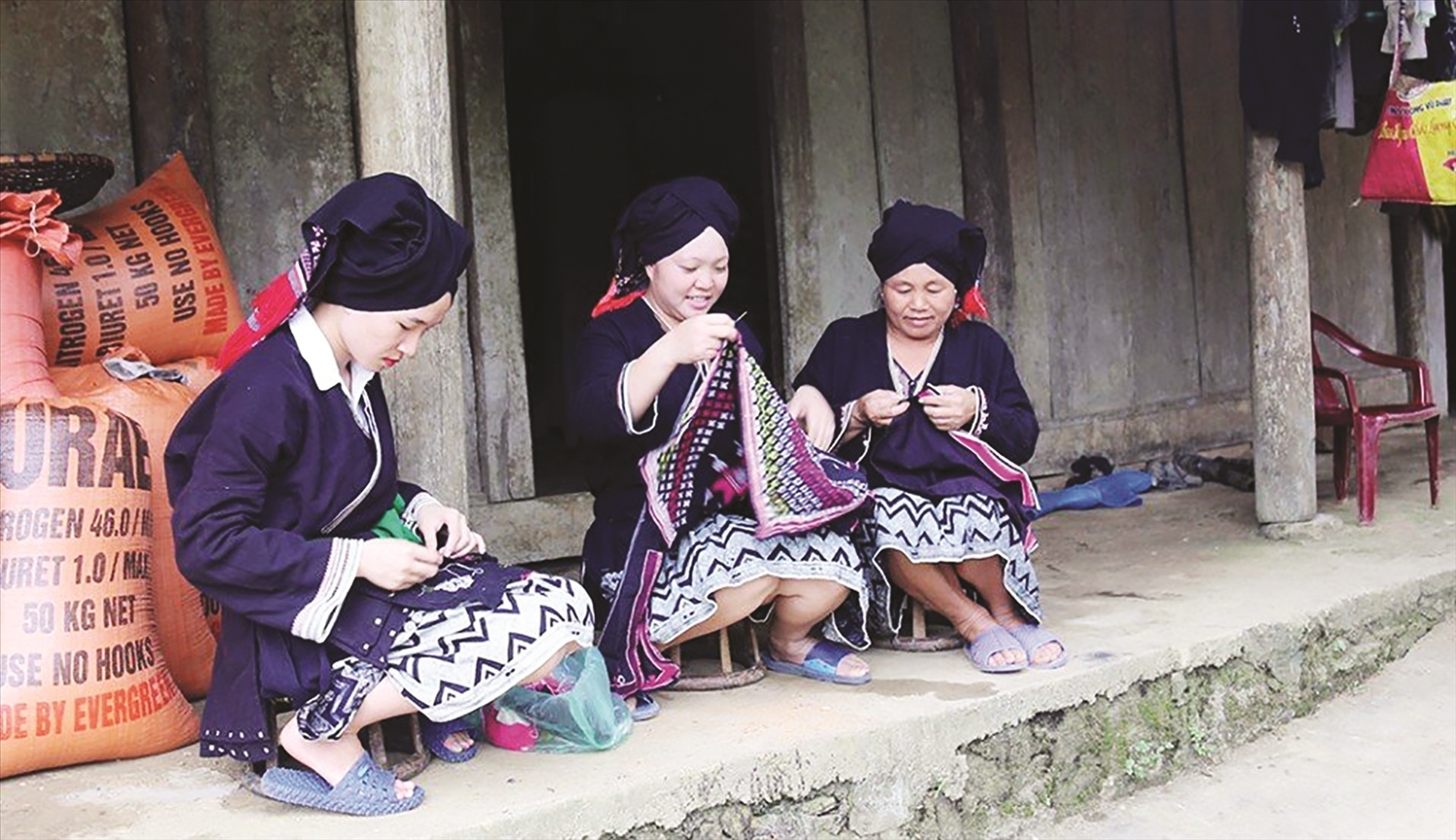 Các chương trình, dự án chính sách hỗ trợ bảo tồn và phát huy bản sắc của đồng bào các DTTS đang góp phần thúc đẩy đồng bào DTTS ở Phú Thọ giữ gìn, phát huy nghề truyền thống gắn với phát triển du lịch