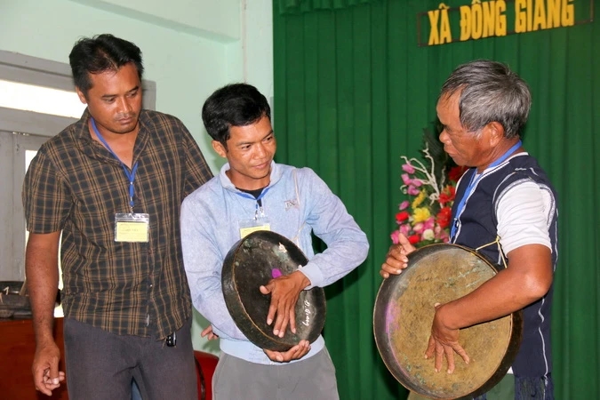 Nghệ nhân truyền dạy cách chơi chiêng của dân tộc Cơ Ho cho học viên tại xã Đông Giang, huyện Hàm Thuận Bắc, Bình Thuận. Ảnh TL