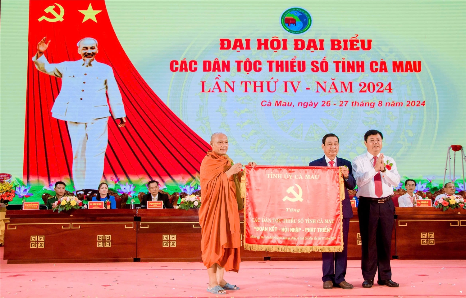  Bí thư Tỉnh ủy, Chủ tịch HĐND tỉnh Cà Mau Nguyễn Tiến Hải trao bức trướng của Tỉnh ủy, mang dòng chữ: Các DTTS tỉnh Cà Mau “Đoàn kết - Hội nhập - Phát triển” tặng Đại hội