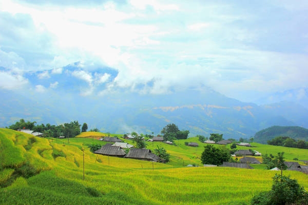 Bản Phùng, huyện Hoàng Su Phì yên bình nép mình bên sườn núi. Đứng nơi đây, du khách sẽ có cảm giác mọi muộn phiền đều tan biến.