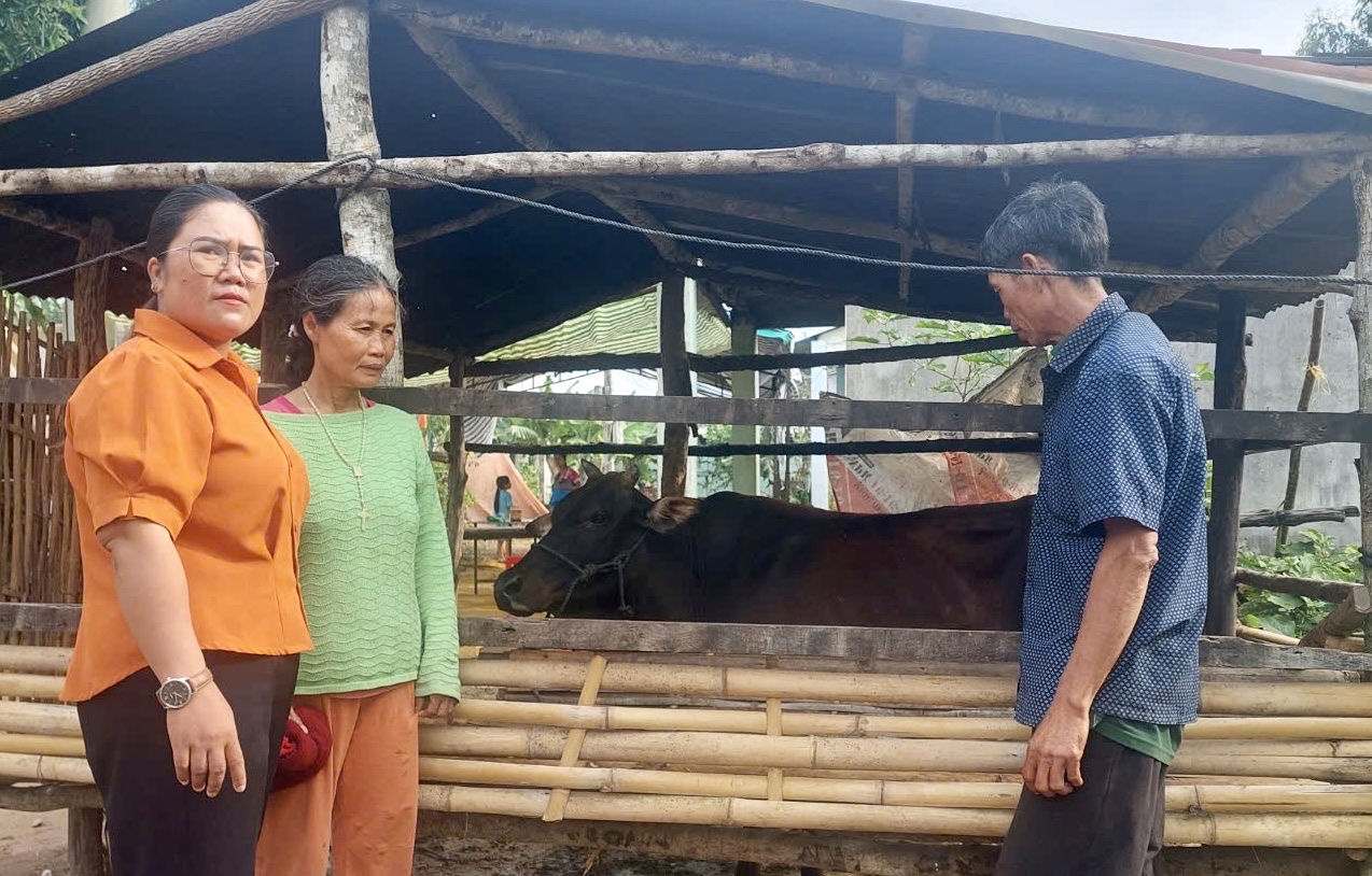 Chị Y Chiên (ngoài cùng bên trái) – Phó Chủ tịch UBND xã Đăk La, huyện Đăk Hà vận động người dân chăm lo phát triển kinh tế