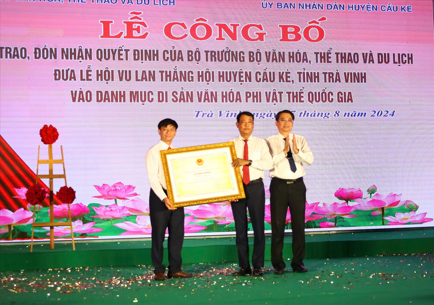 Lãnh đạo UBND huyện Cầu Kè và Sở Văn hóa, Thể thao và du lịch Trà Vinh đón nhận quyết định của Bộ Văn hóa, Thể thao và Du lịch công nhận Lễ hội Vu lan thắng hội huyện Cầu Kè là di sản văn hóa phi vật thể quốc gia