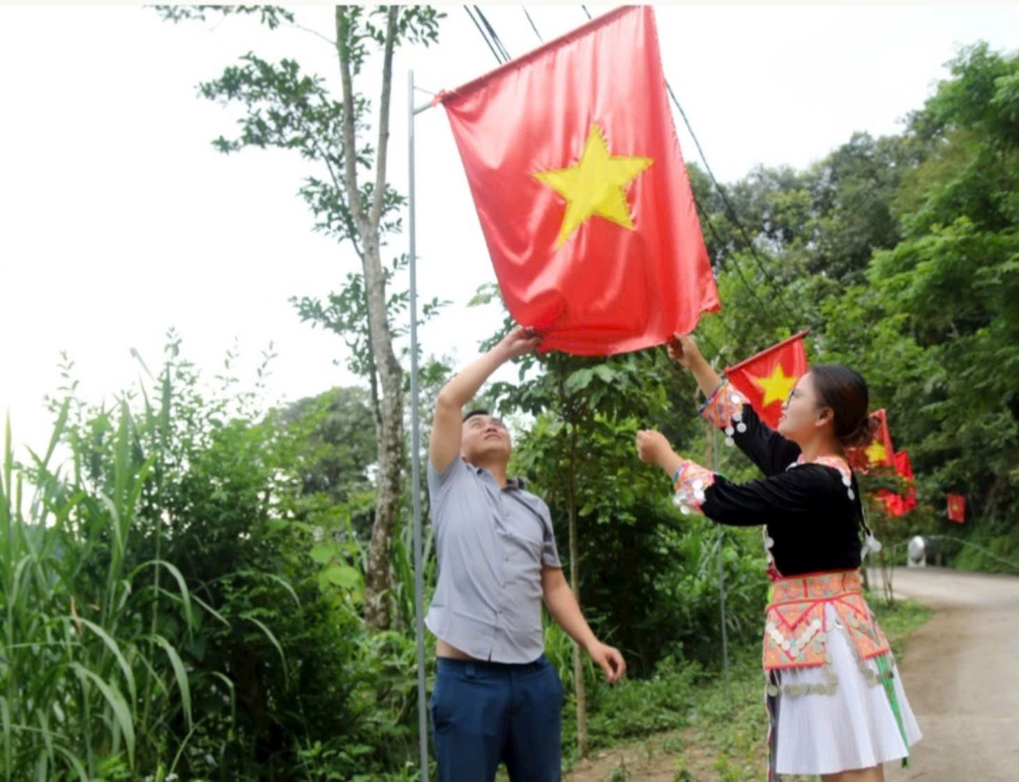 Nhiều tuyến đường liên xã, liên bản đã được các bạn trẻ biến thành những "đường cờ" - Ảnh: Đào Thọ