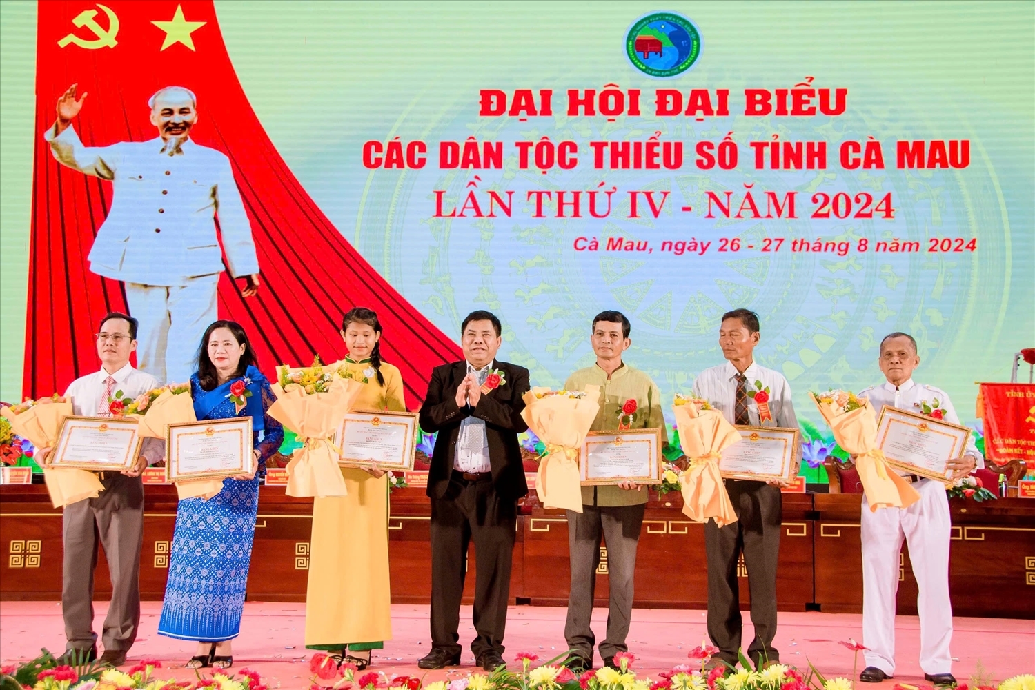 Thứ trưởng, Phó Chủ nhiệm Ủy ban Dân tộc Y Thông trao Bằng khen của Bộ trưởng, Chủ nhiệm UBDT cho các tập thể và cá nhân