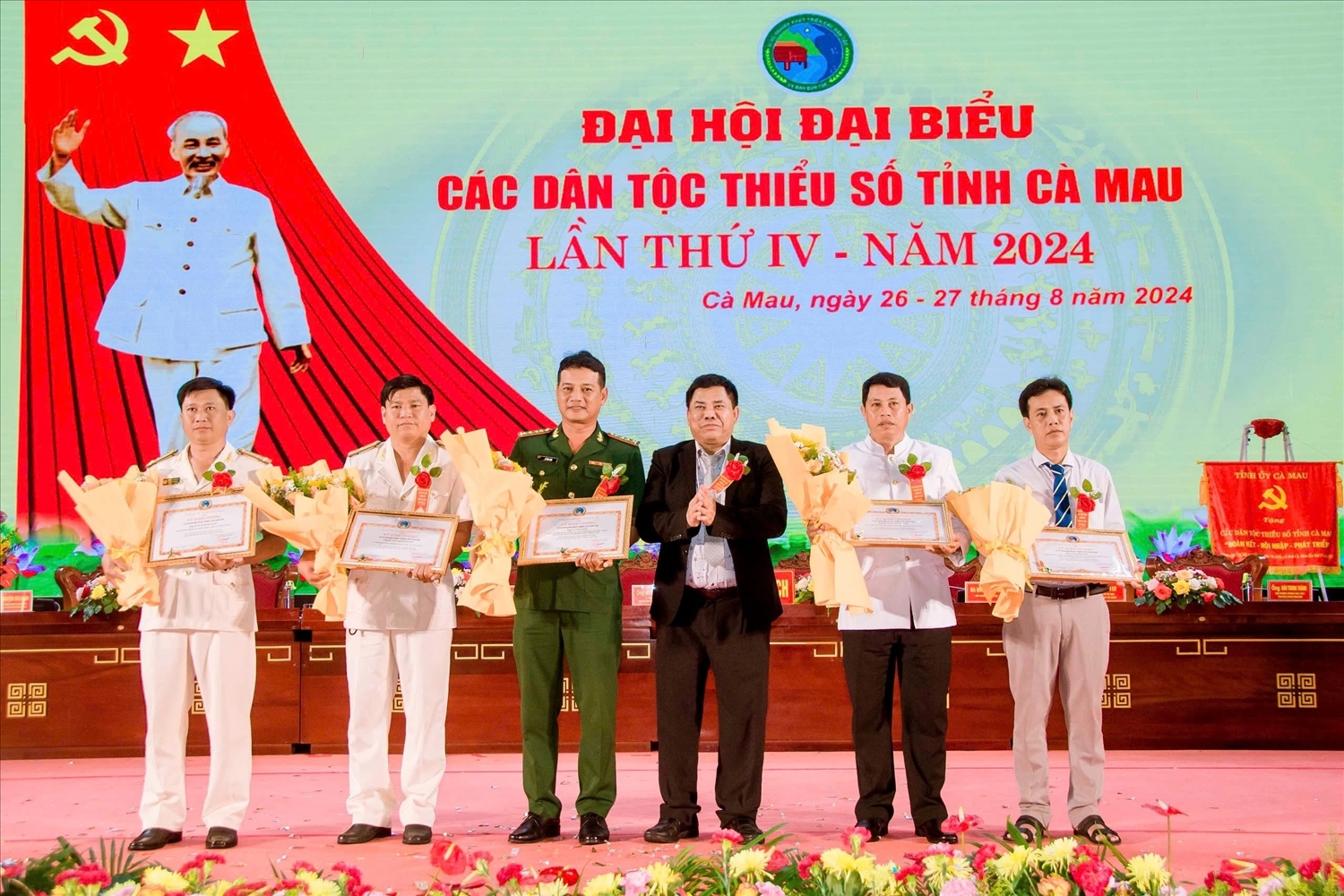 Thứ trưởng, Phó Chủ nhiệm Ủy ban Dân tộc Y Thông trao “Kỷ niệm chương vì sự nghiệp phát triển các dân tộc” đến các cá nhân