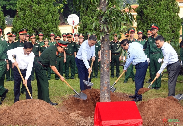 Tổng Bí thư, Chủ tịch nước Tô Lâm và các đại biểu trồng cây tại Sở chỉ huy Bộ Quốc phòng - Ảnh: QĐND