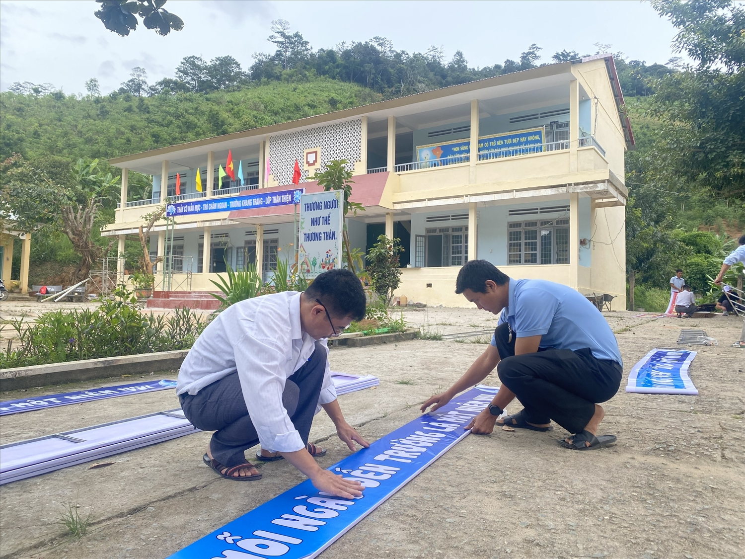 Giáo viên Trường TH&THCS Đăk Nhoong chuẩn bị các điều kiện để đón học sinh vào năm học mới 2024 - 2025