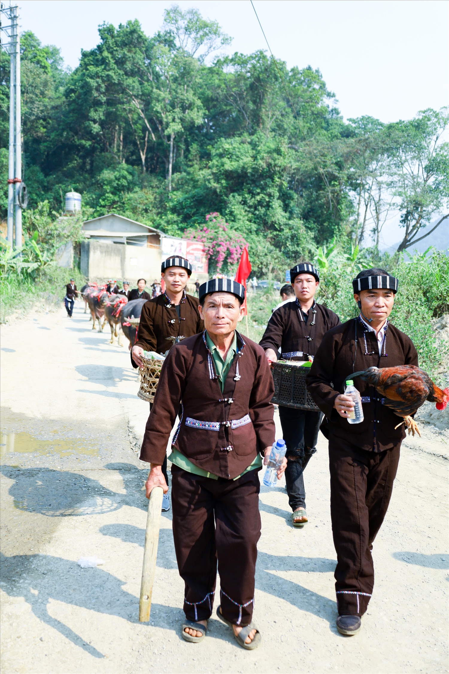 Nghi lễ Sú Khon Khoài thường diễn ra vào thời điểm chuẩn bị cho mùa vụ mới của một năm. Những con trâu to, khoẻ,đẹp được người dân đưa đến khu vực làm lễ.