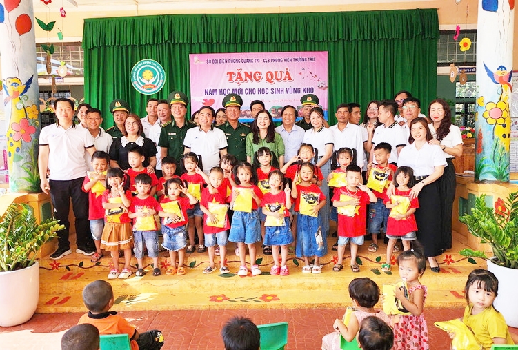 Những món quà ý nhĩa dành cho các em học sinh vùng khó là nguồn động viên lớn trước thềm năm học mới