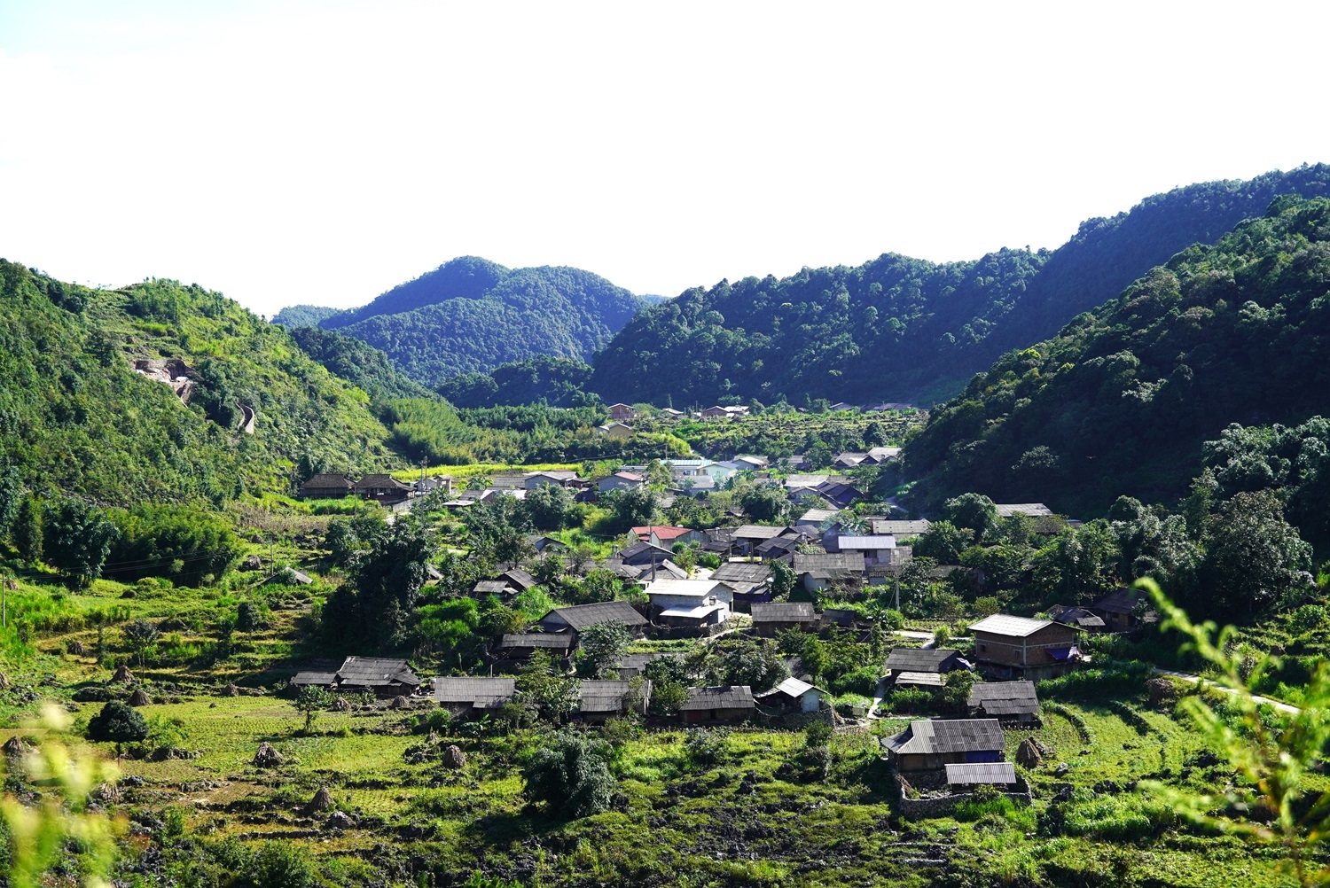 Thôn Ha Ía, xã Cán Chu Phìn, huyện Mèo Vạc (Hà Giang) có 100% đồng bào DTTS sinh sống